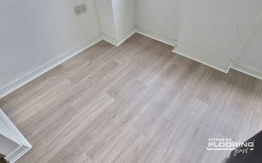 QuickStep ELIGNA Light Grey Varnished Oak Laminate Flooring 8mm Image 4