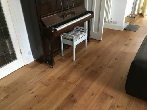 Tradition Classics Handscraped Oak Engineered Flooring, Rustic, Brushed, Oiled, 190x14x1900mm Image 2